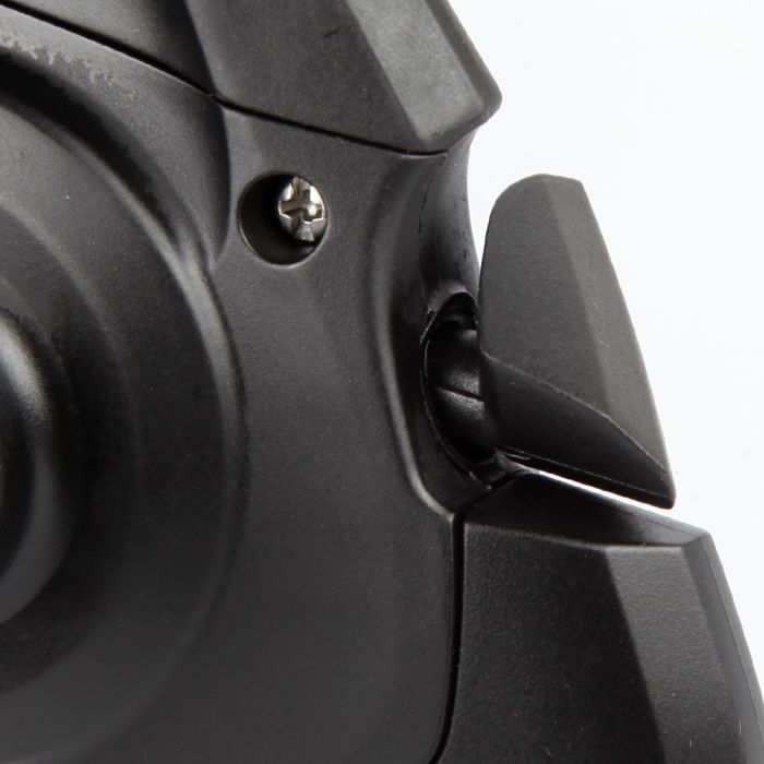 Vue rapprochée du Moulinet Okuma Custom Noir 2