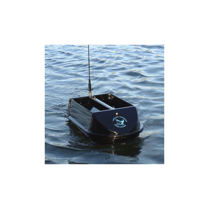 Bateau Amorceur Angling Technics Bait Boat sur l'eau