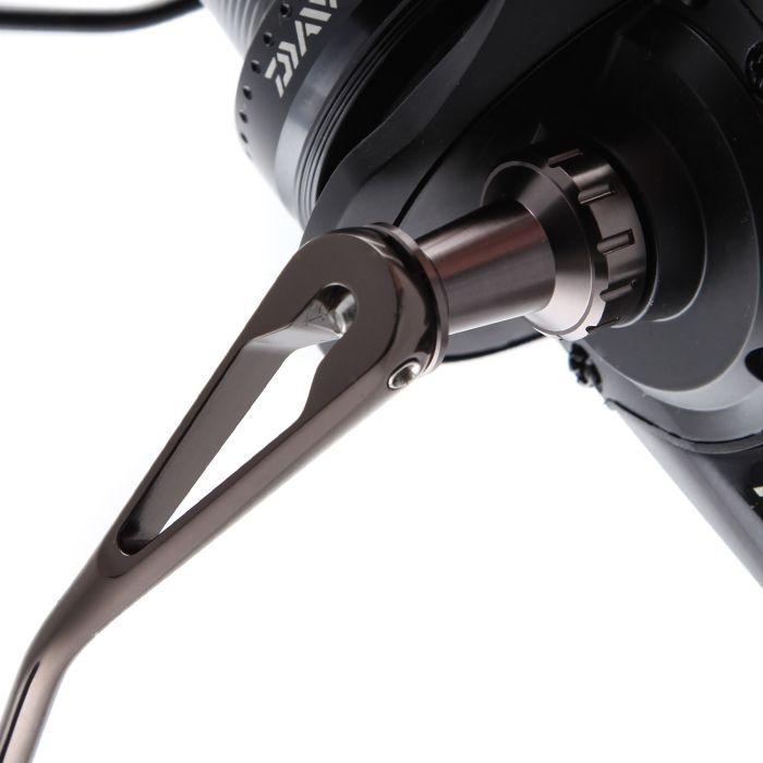 Vue Rapprochée du Moulinet Daiwa Tournament Basia Custom DCR6 1
