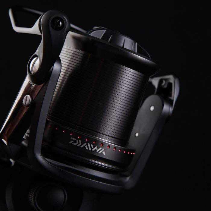 Vue Rapprochée du Moulinet Daiwa Tournament Basia Custom DCR6 9