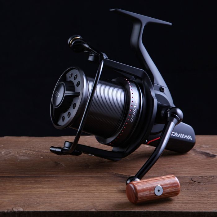 Vue Rapprochée du Moulinet Daiwa Tournament Basia Custom DCR6 11