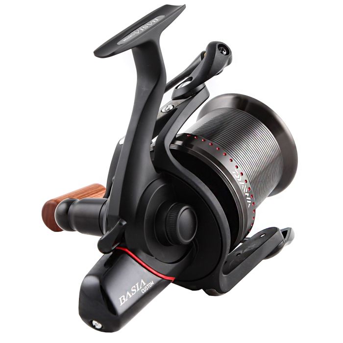 Vue Anglée du Moulinet Daiwa Tournament Basia Custom DCR6