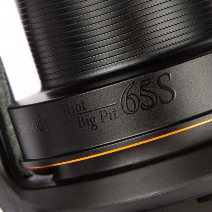 Vue Rapprochée du Moulinet Wychwood Riot Big Pit Noir 1