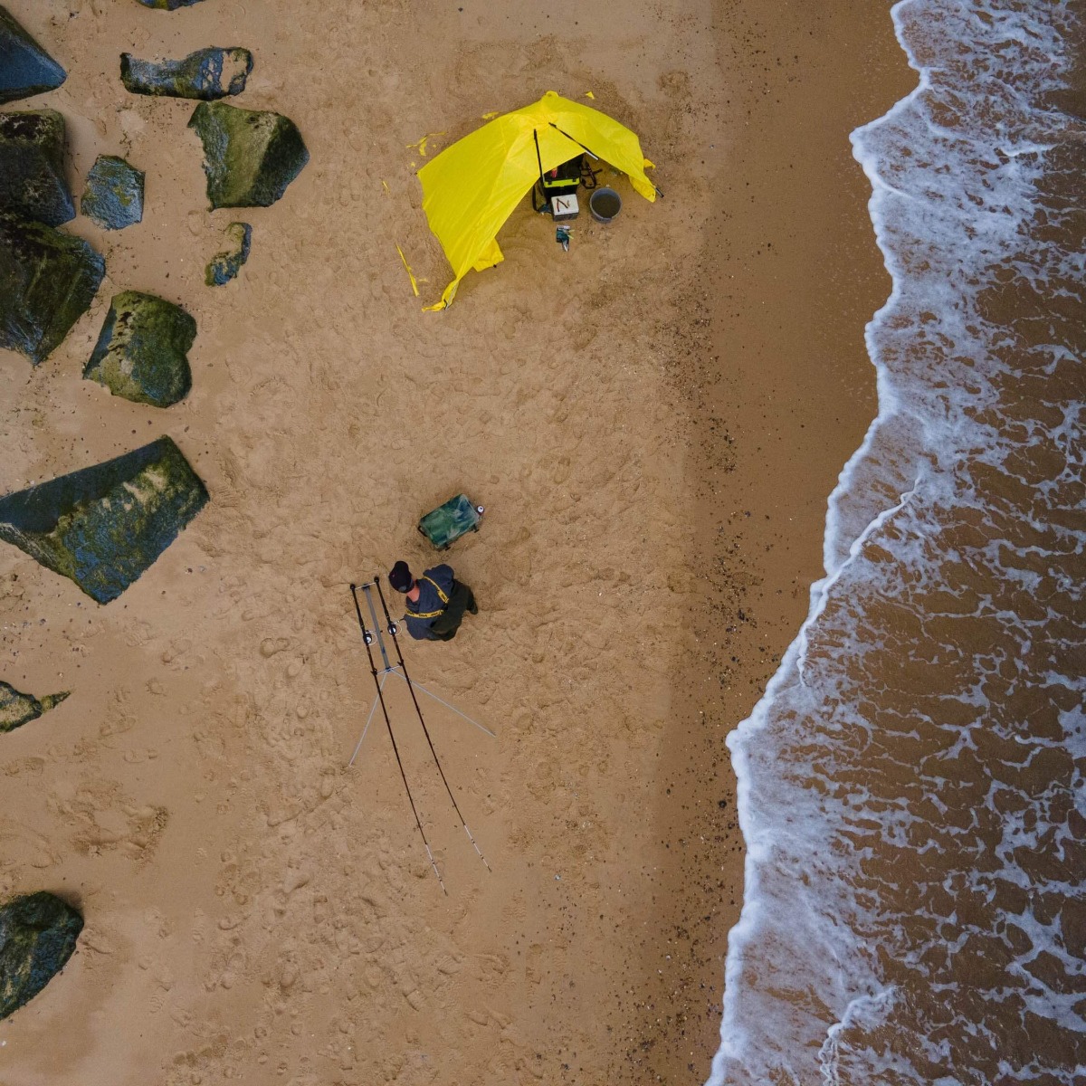 Vision drone de peche en mer sur plage 