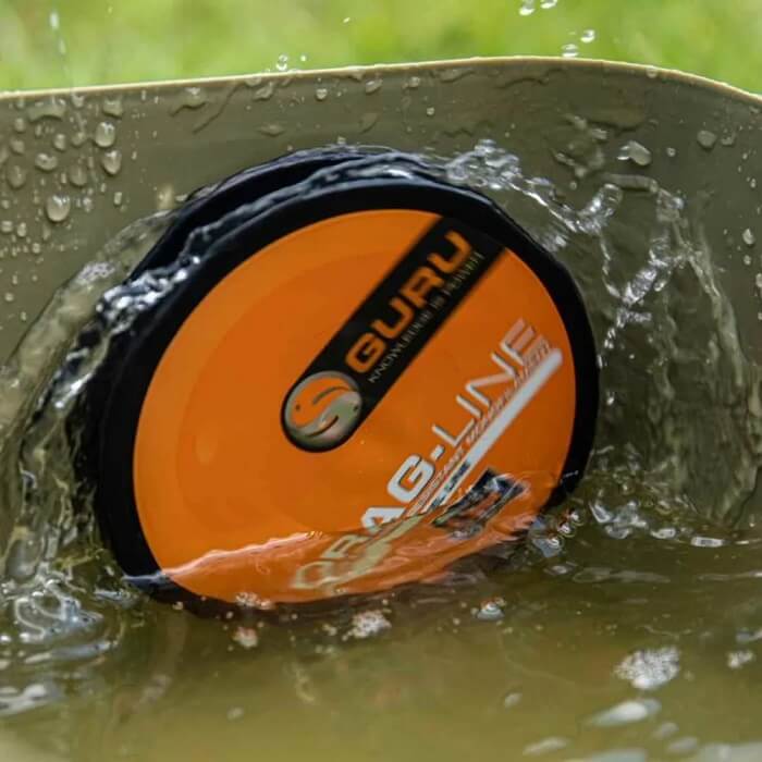 Nettoyage et entretien de la ligne de pêche dans l'eau douce