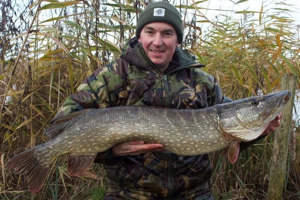 Phil Spinks pêche au brochet avec un bonnet chaud pour l'hiver