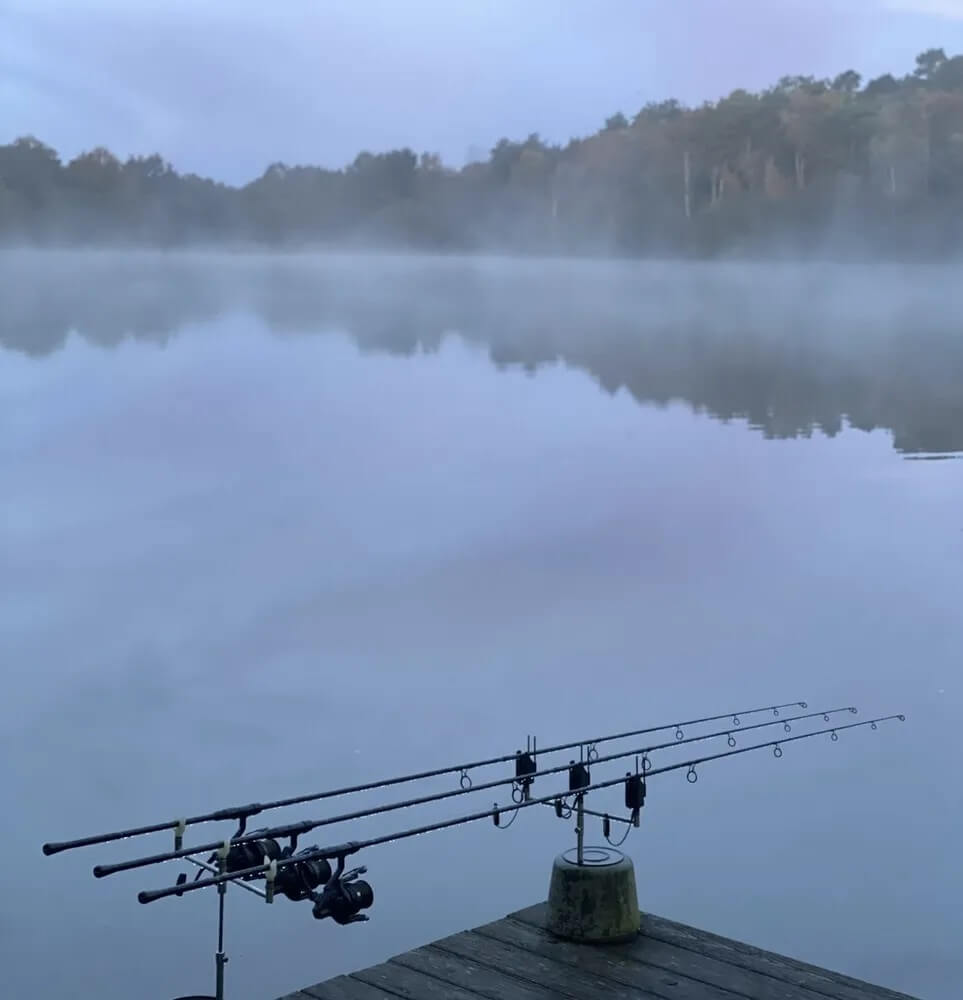 Ensemble Canne et Moulinet au bord du Lac Brittany Mill - France Ensemble Canne et Moulinet au bord du Lac Brittany Mill - France