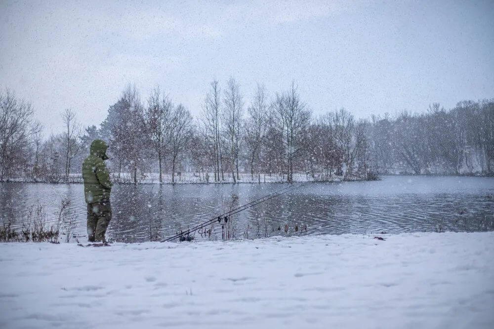 Pêche en plein air en hiver avec de la neige 
