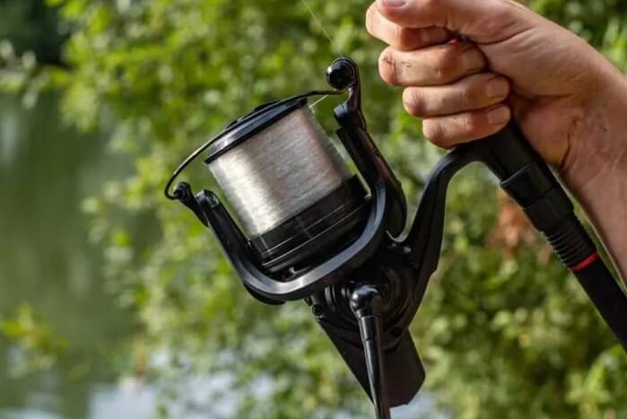 Moulinet de pêche au bord de la berge